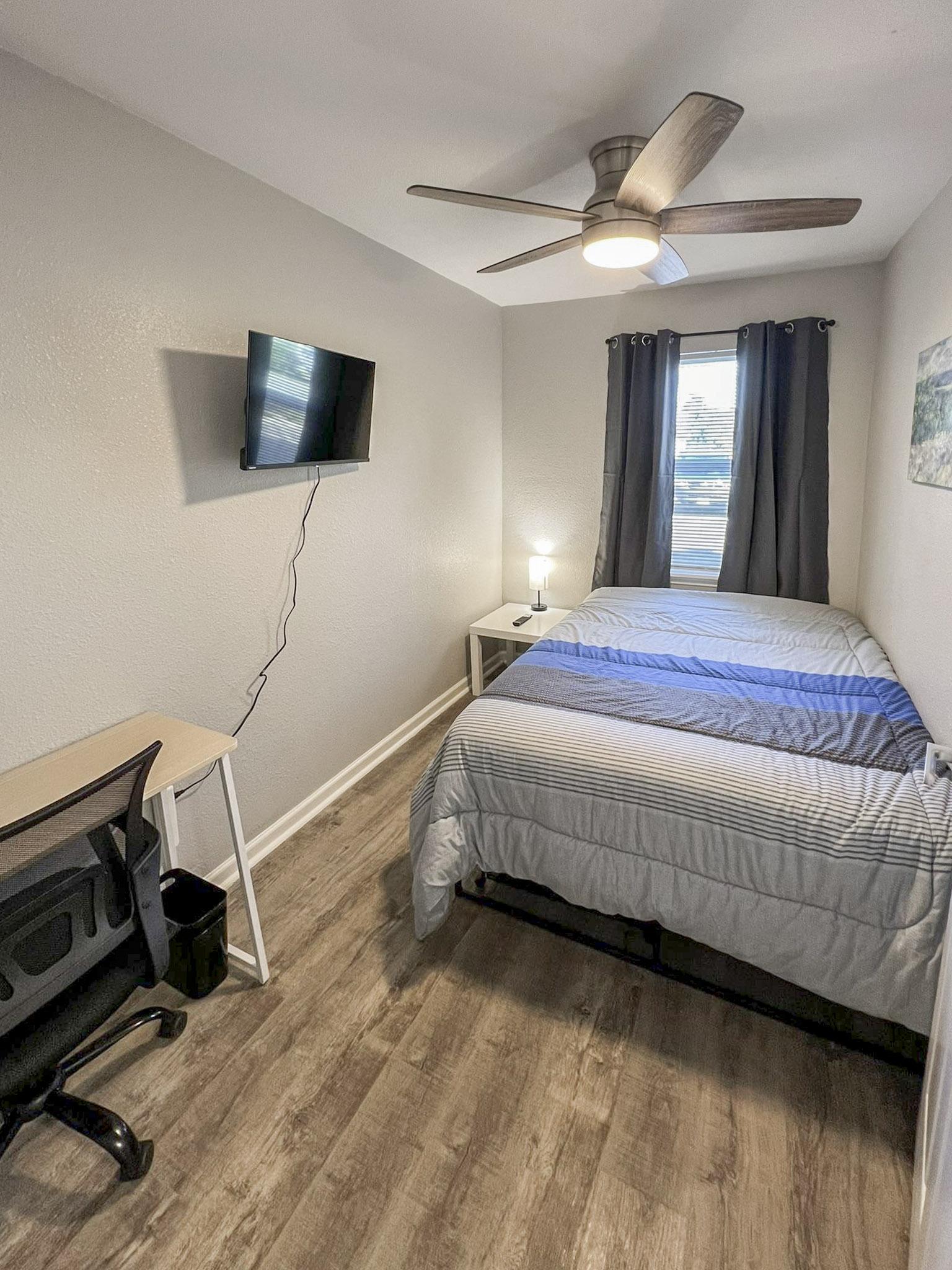 bedroom, detected:ceiling fan, window blind, bed