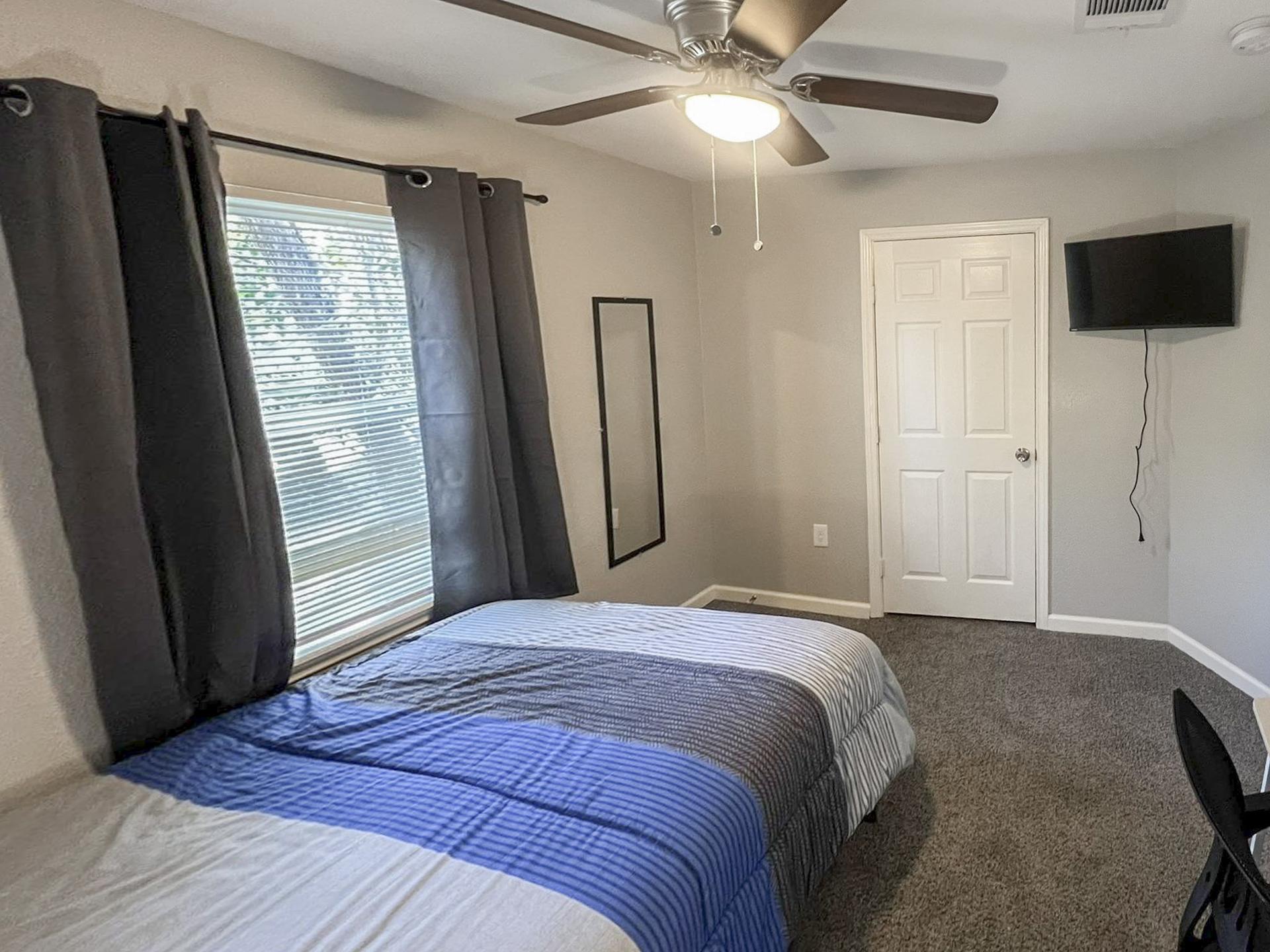 bedroom, detected:ceiling fan, bed, window blind