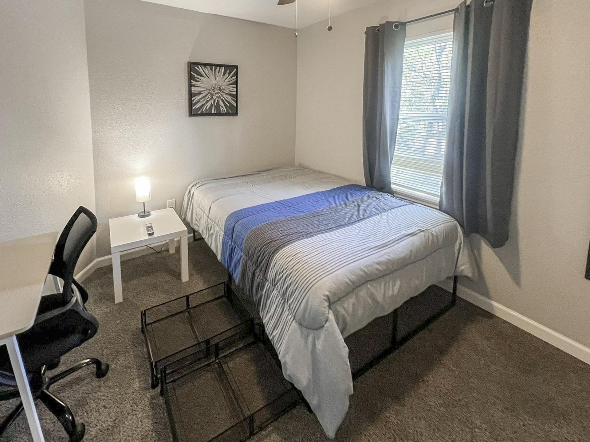 bedroom, detected:ceiling fan, bed, window blind