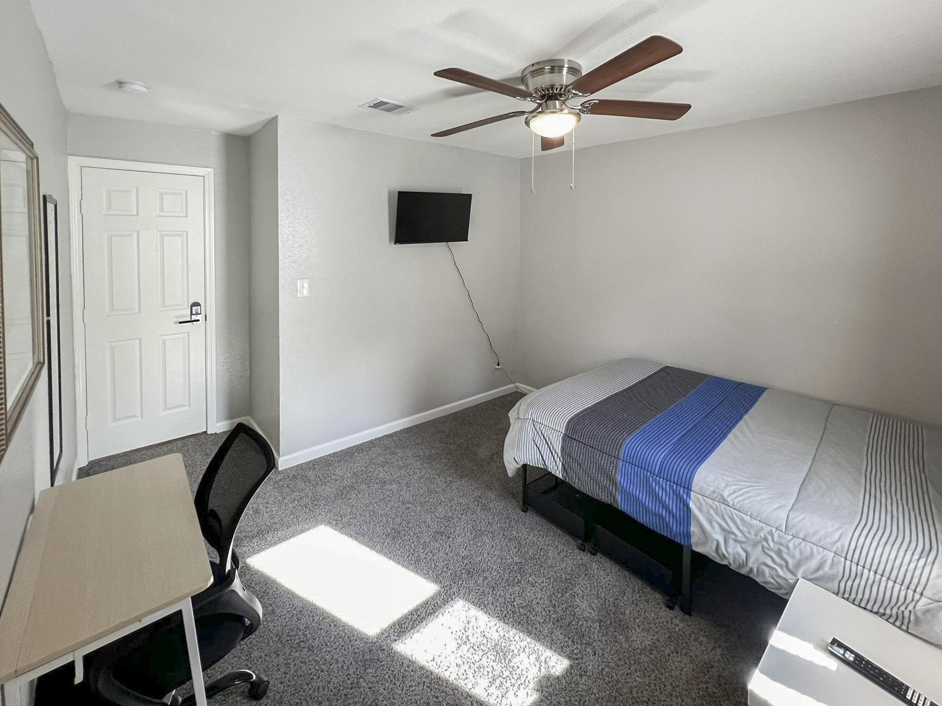 bedroom, detected:ceiling fan, bed