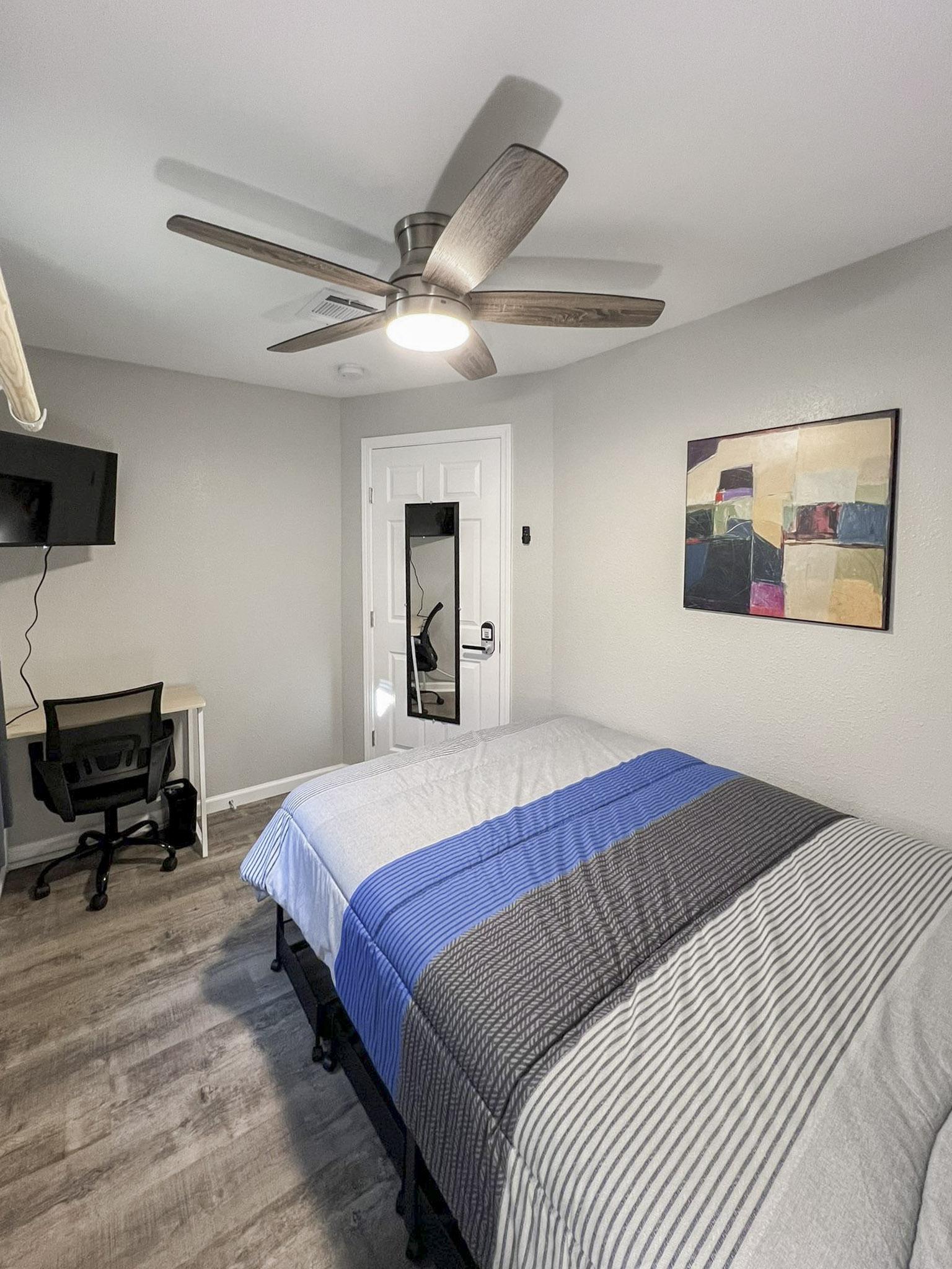 bedroom, detected:ceiling fan, bed, window blind