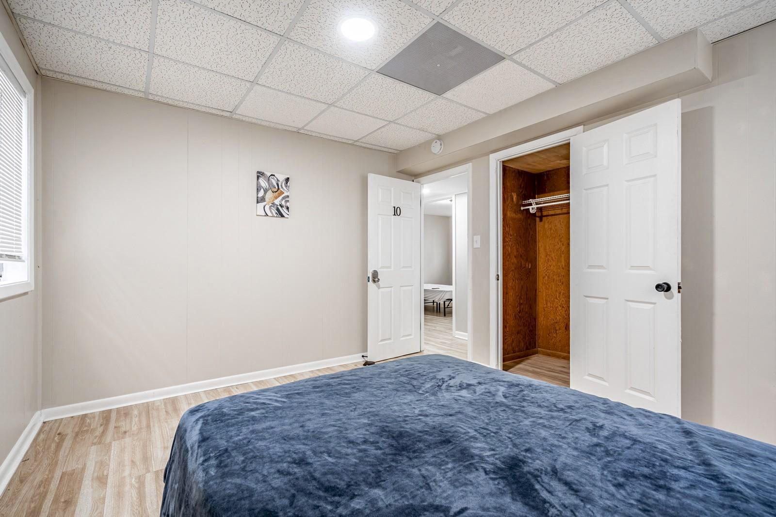 bedroom, detected:window blind, bed