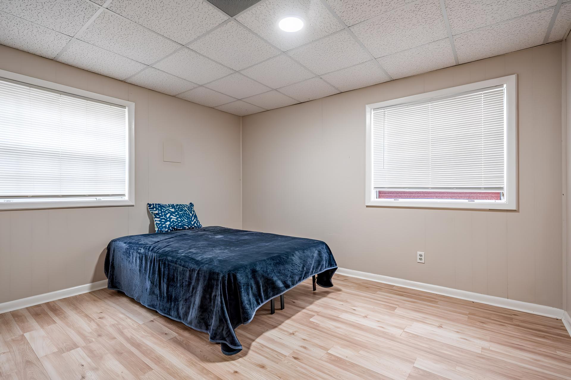 bedroom, detected:window blind, bed