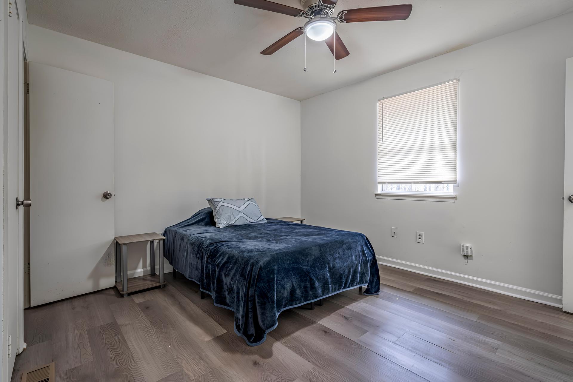 bedroom, detected:ceiling fan, window blind