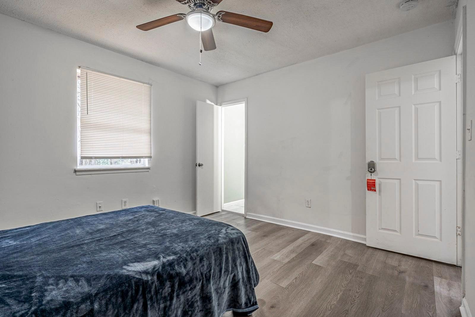bedroom, detected:ceiling fan, window blind, bed