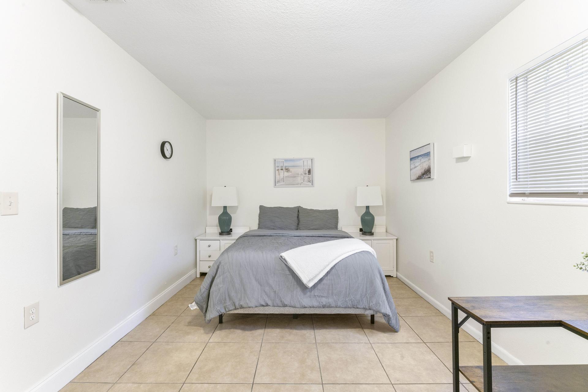 bedroom, detected:window blind, bed