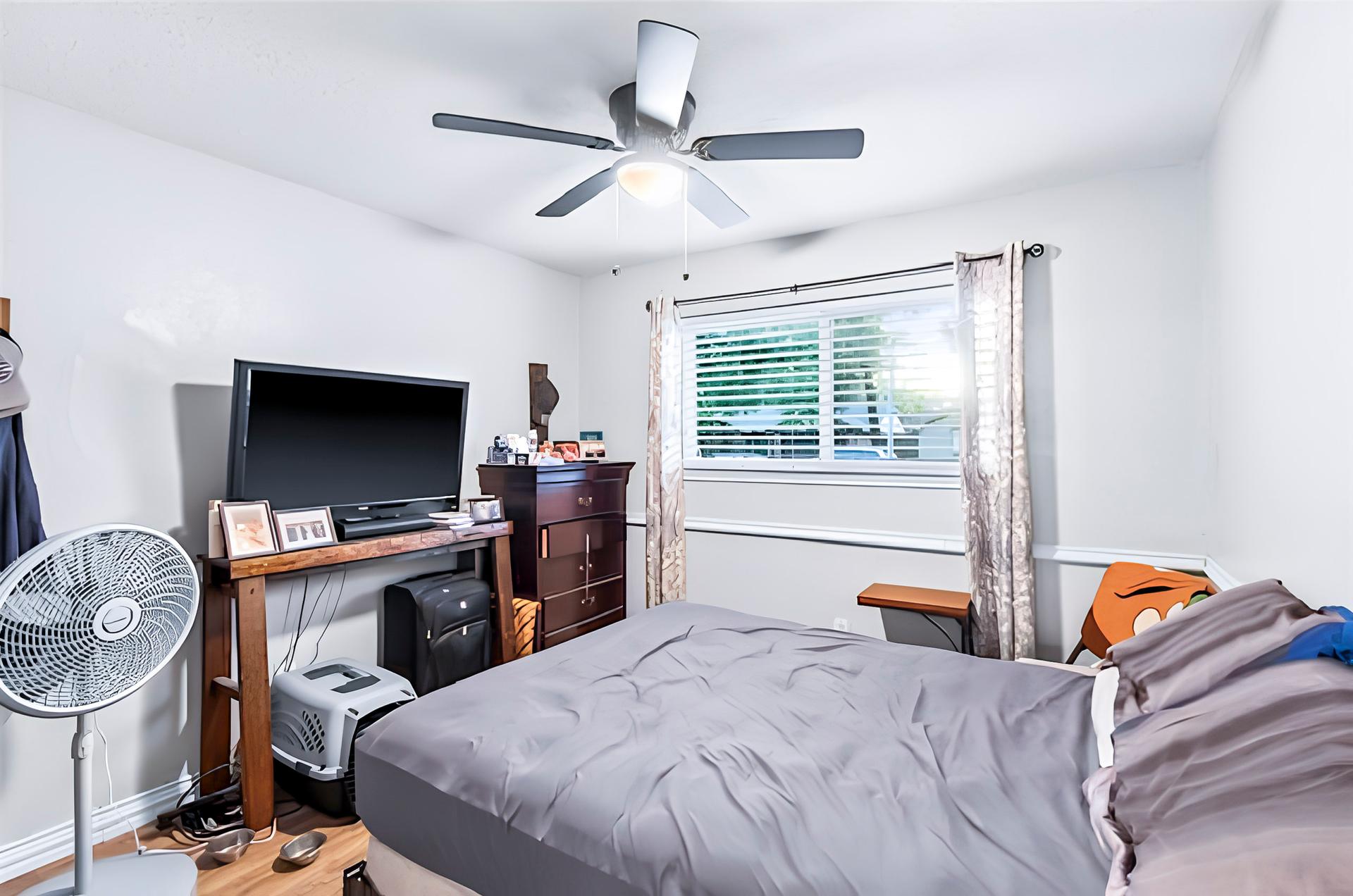 bedroom, detected:ceiling fan, window blind, bed