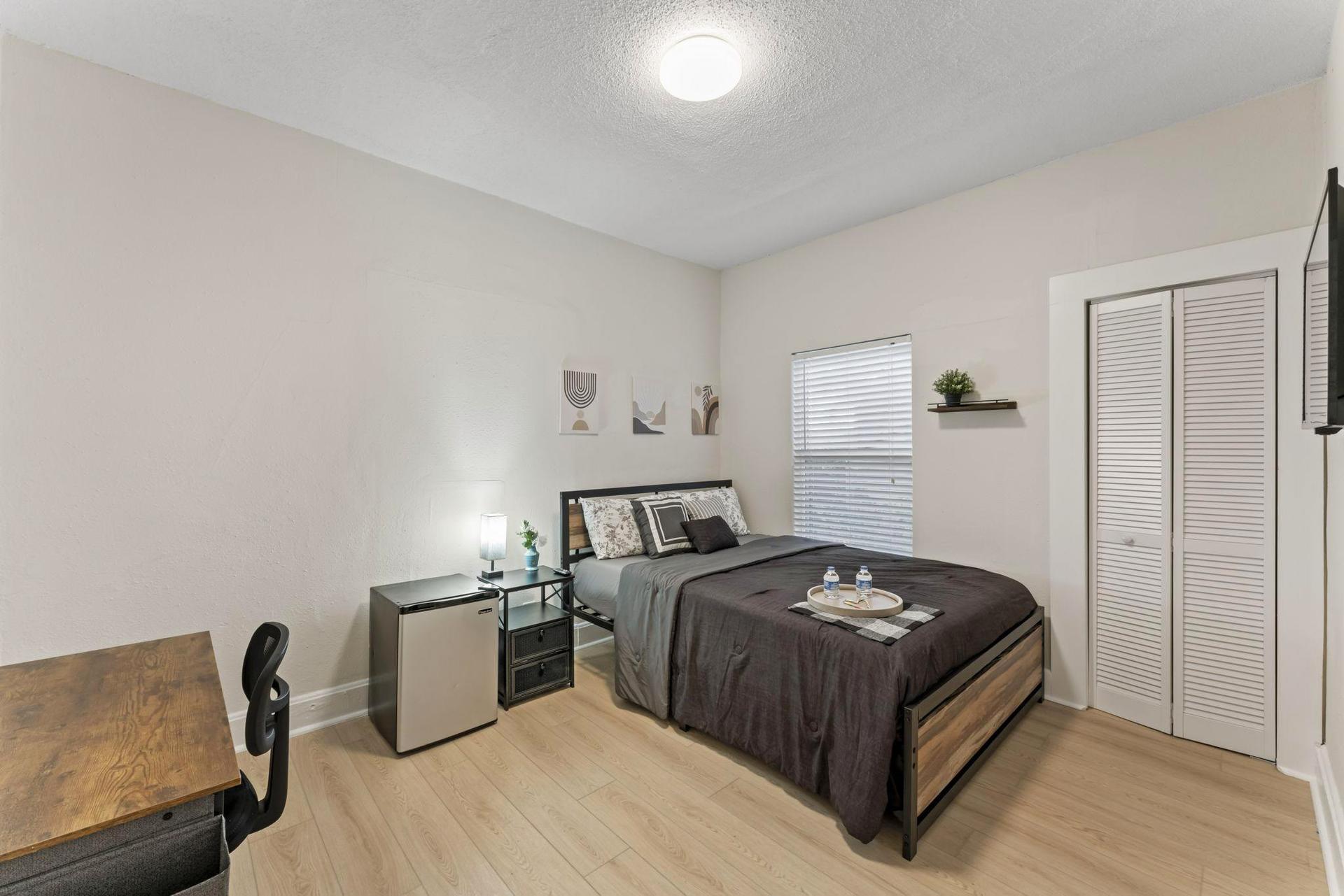 bedroom, detected:window blind, bed