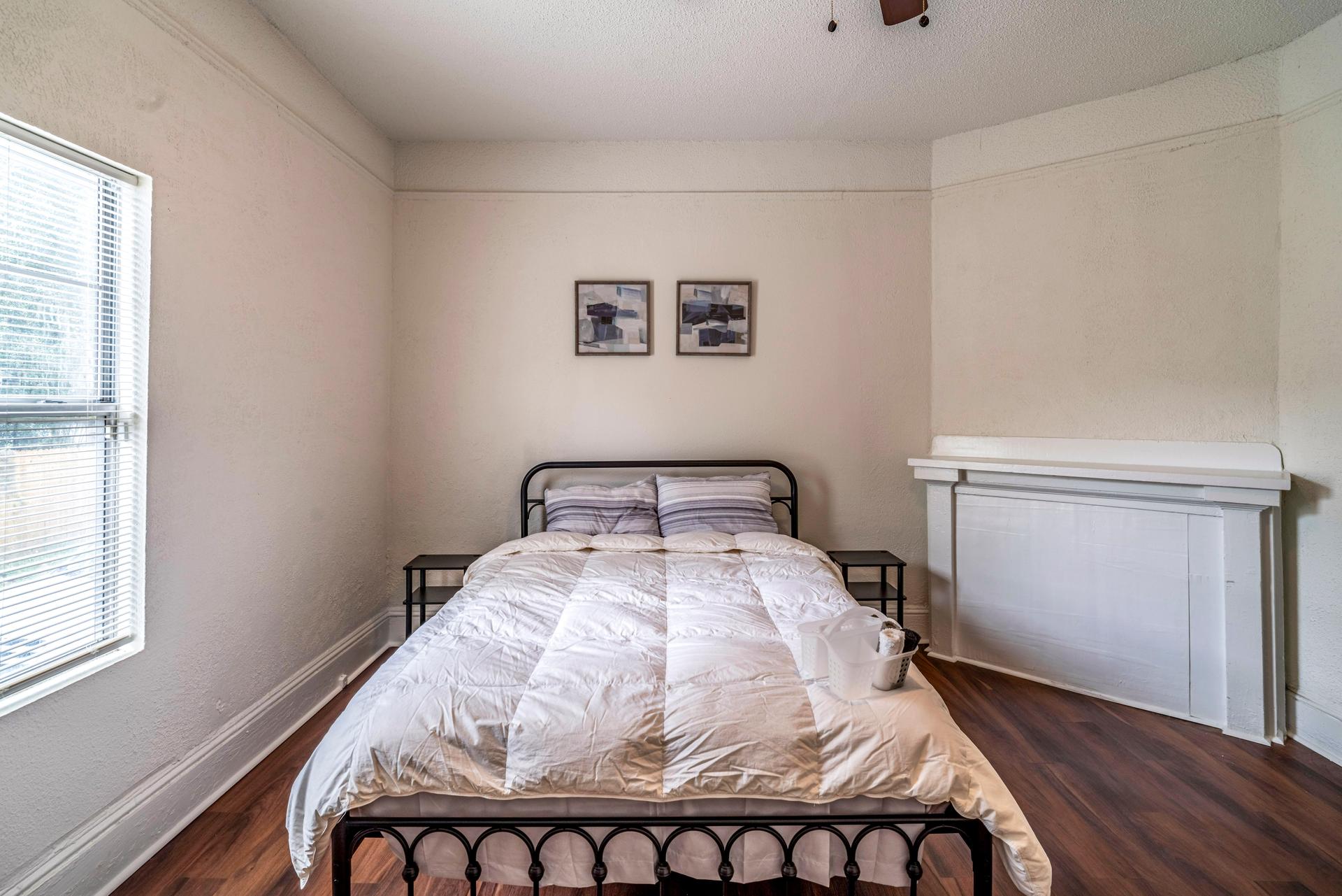 bedroom, detected:window blind, bed