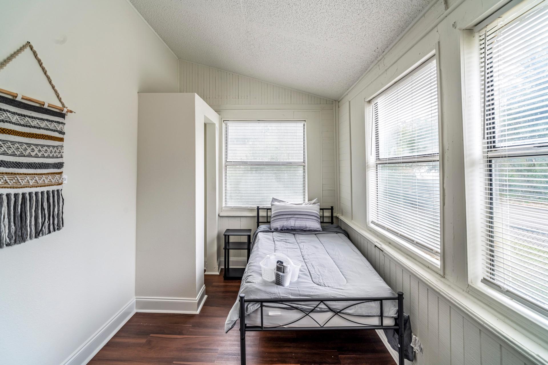 bedroom, detected:window blind, bed