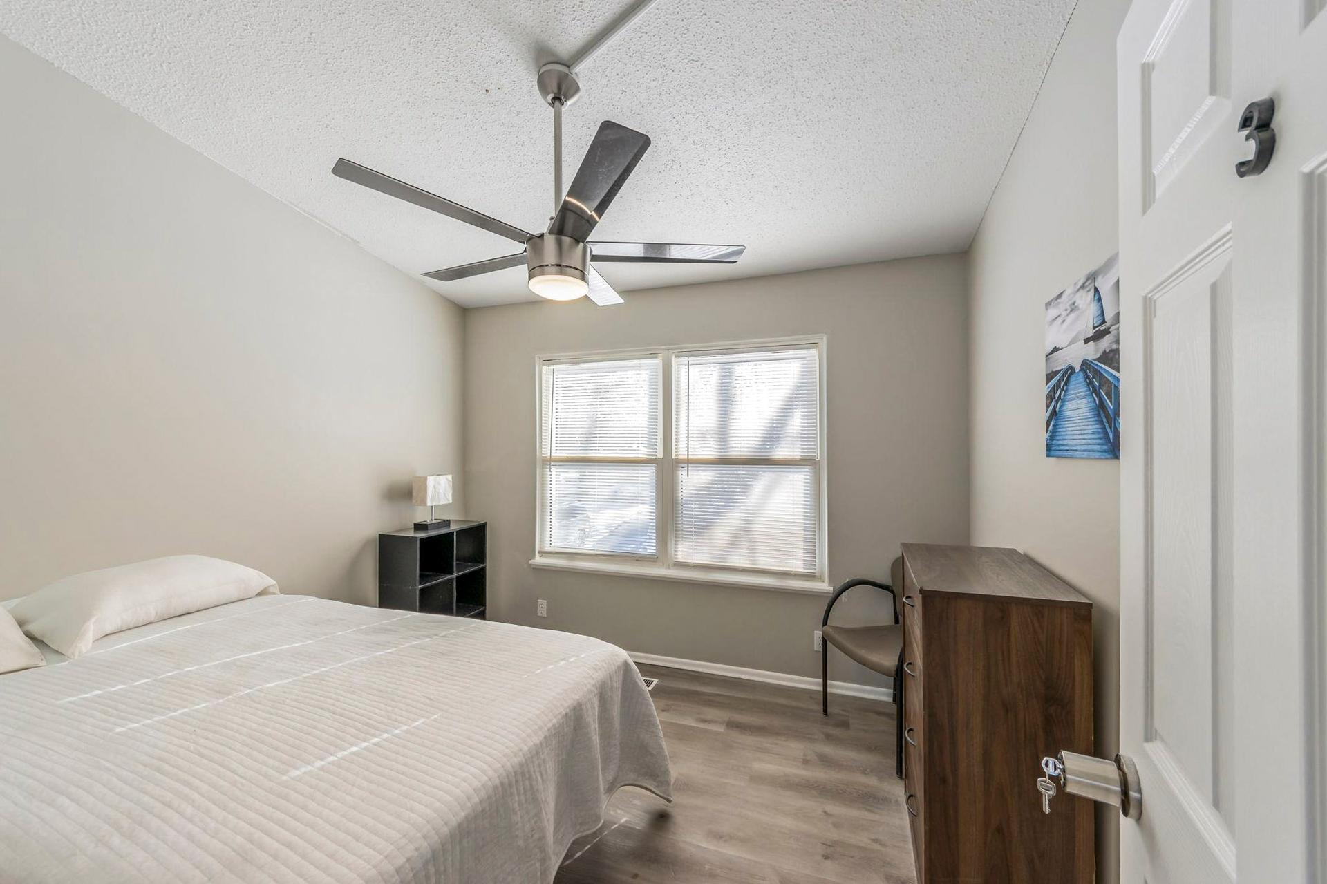 bedroom, detected:ceiling fan, bed, window blind