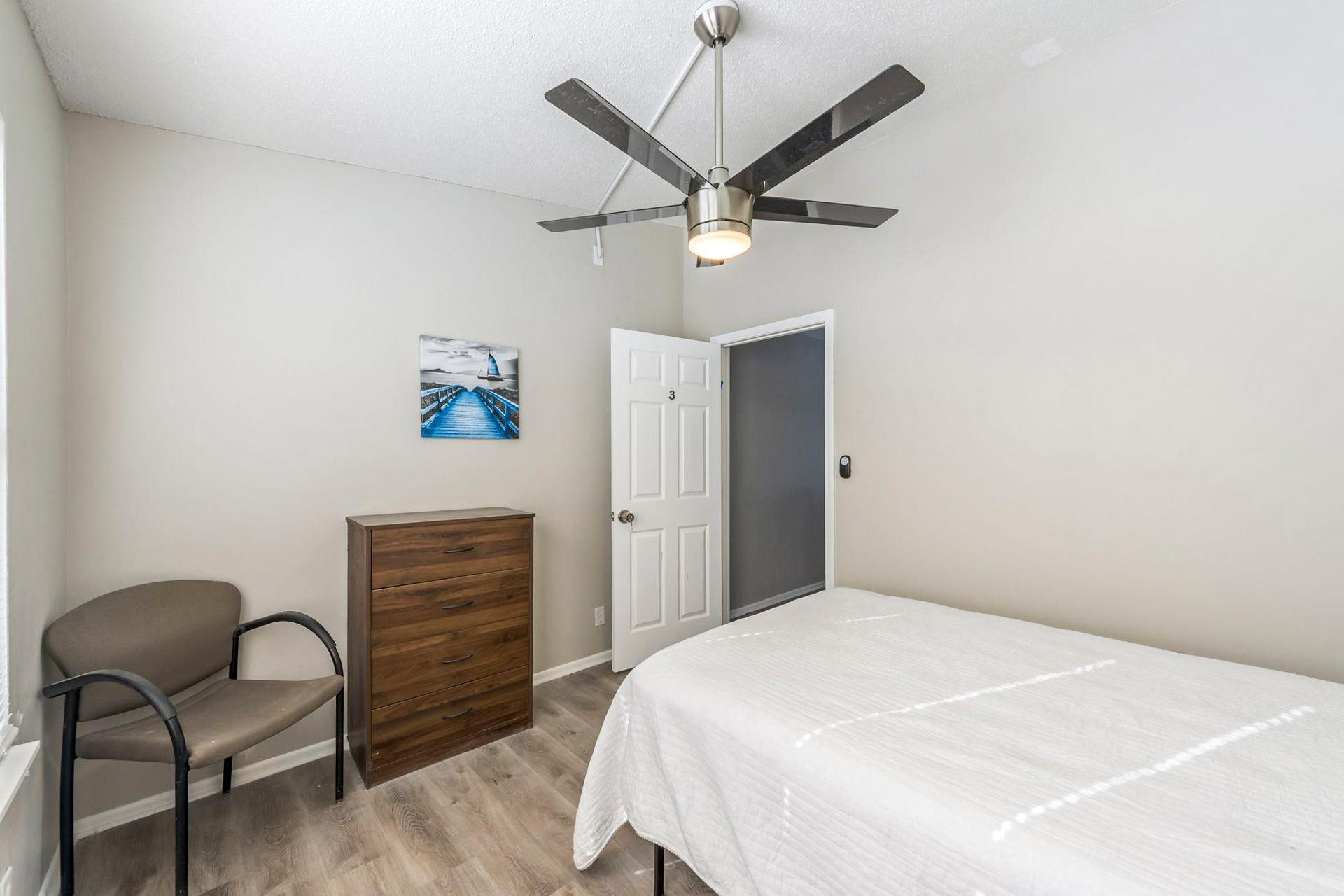 bedroom, detected:ceiling fan, bed