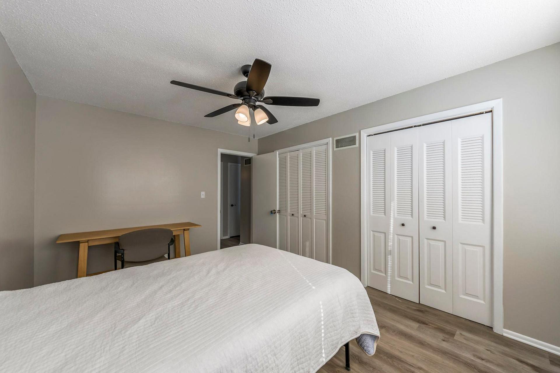 bedroom, detected:ceiling fan, bed, window blind