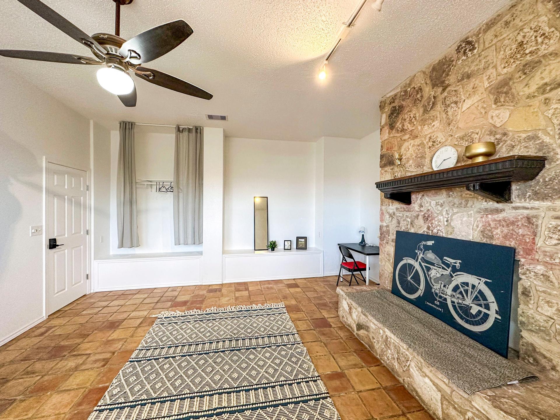 living_room, detected:ceiling fan