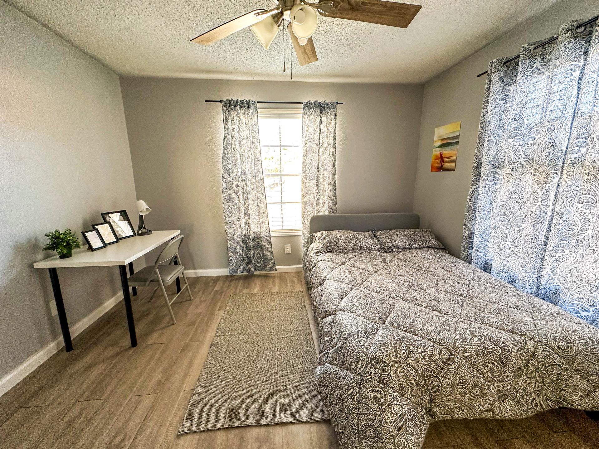 bedroom, detected:ceiling fan, window blind, bed