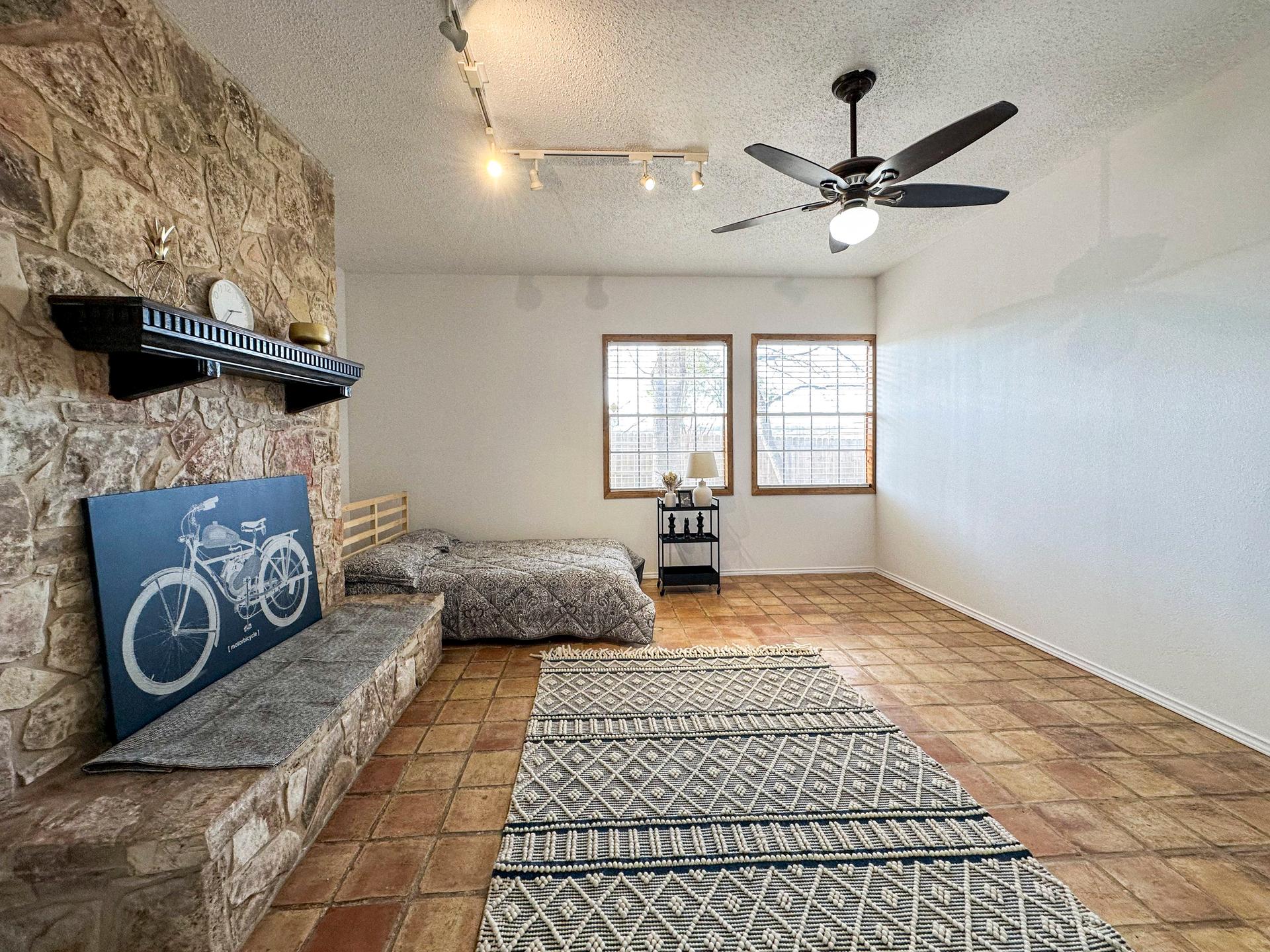 living_room, detected:ceiling fan, window blind, carpet