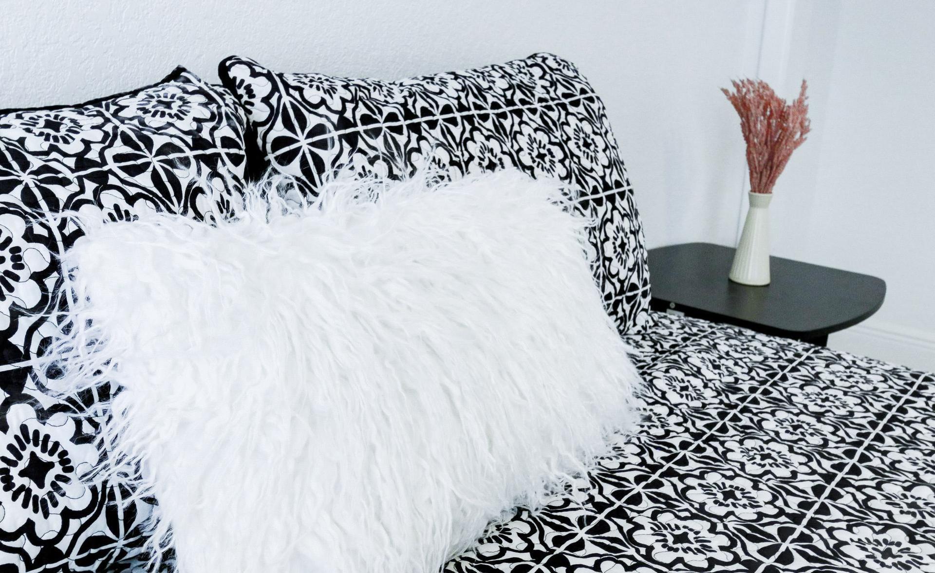 bedroom, detected:carpet, bed