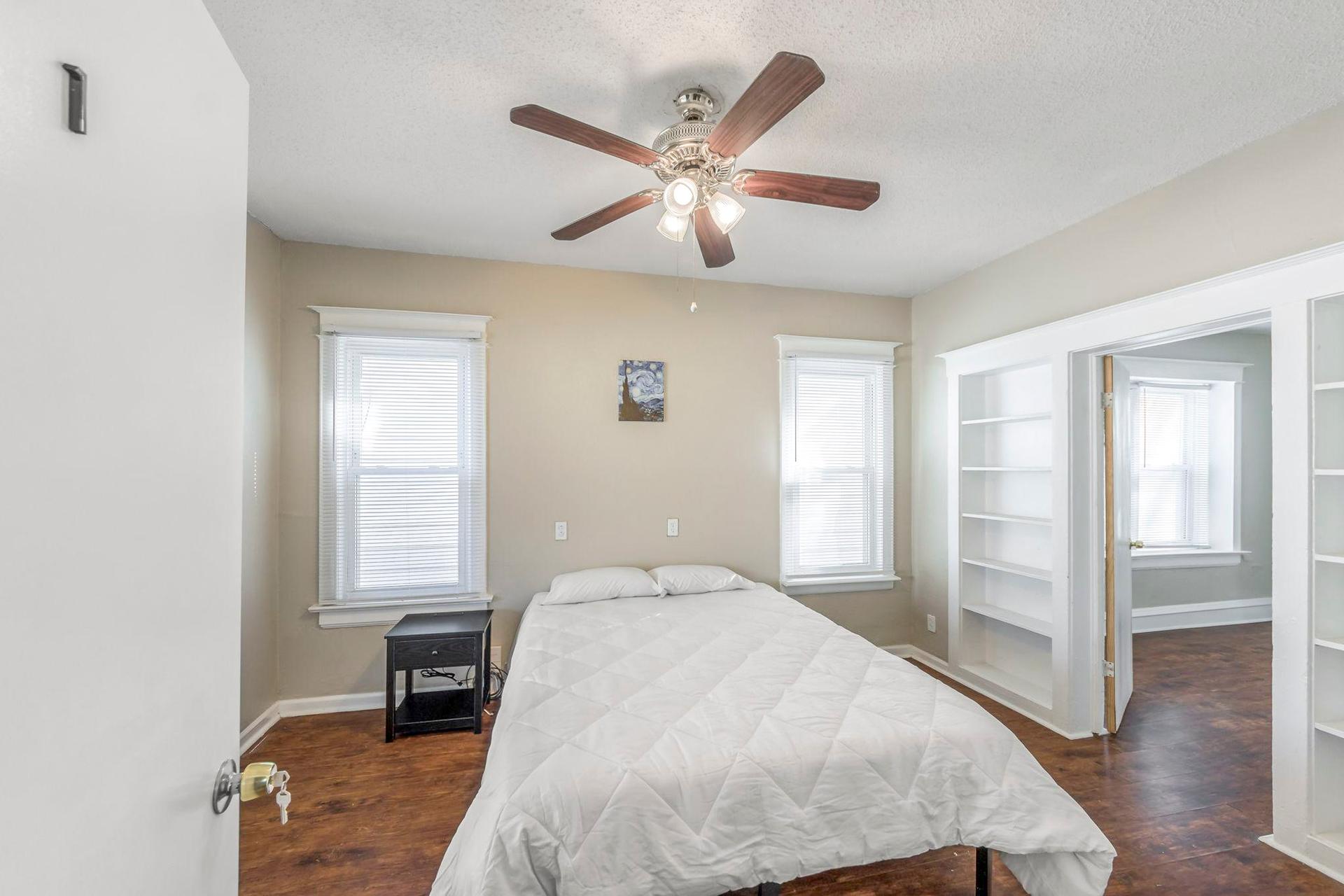 bedroom, detected:ceiling fan, window blind, bed