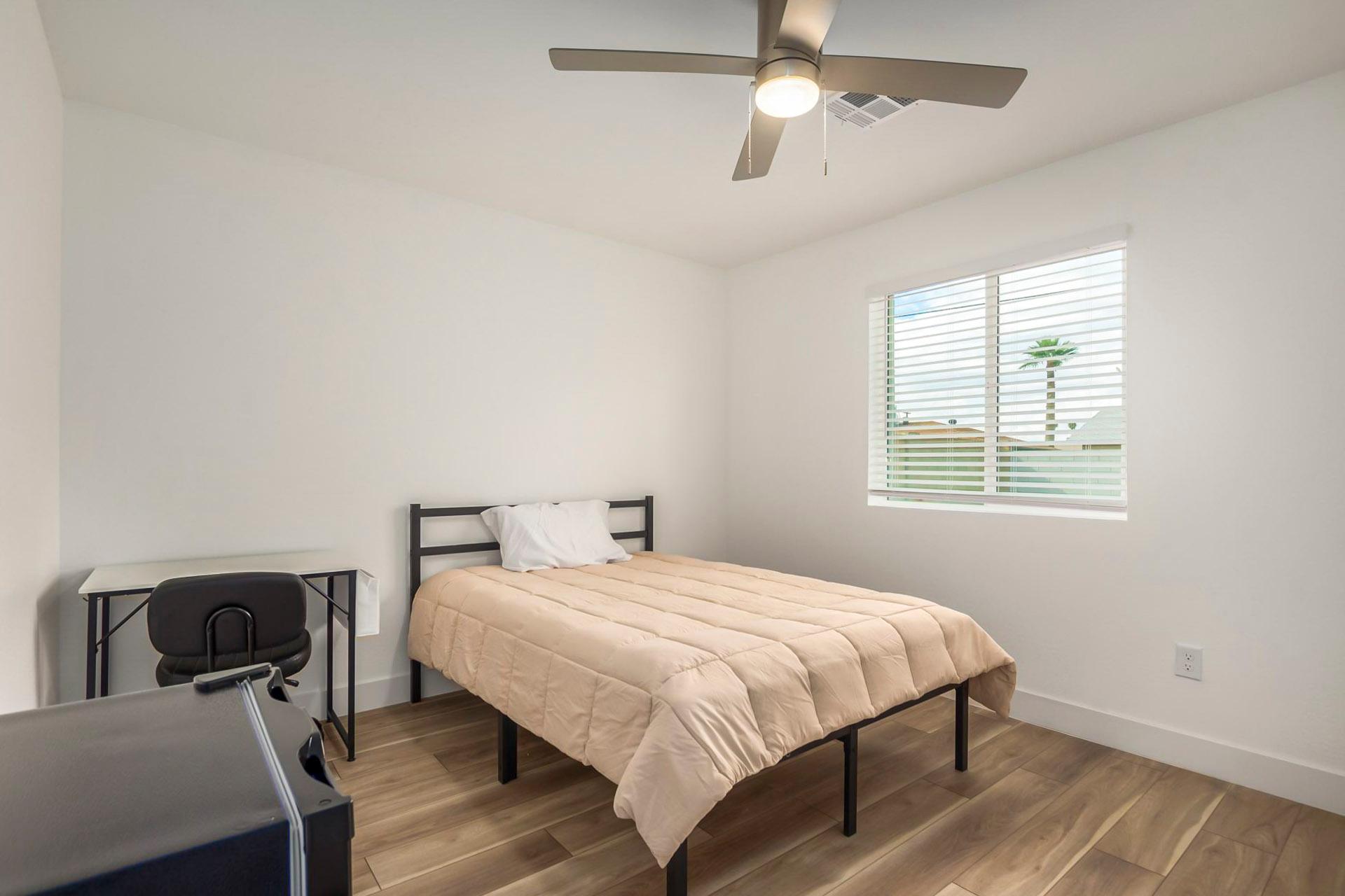 bedroom, detected:ceiling fan, window blind, bed