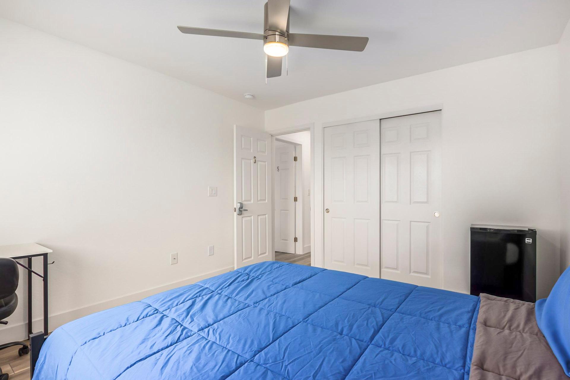 bedroom, detected:ceiling fan, bed, window blind
