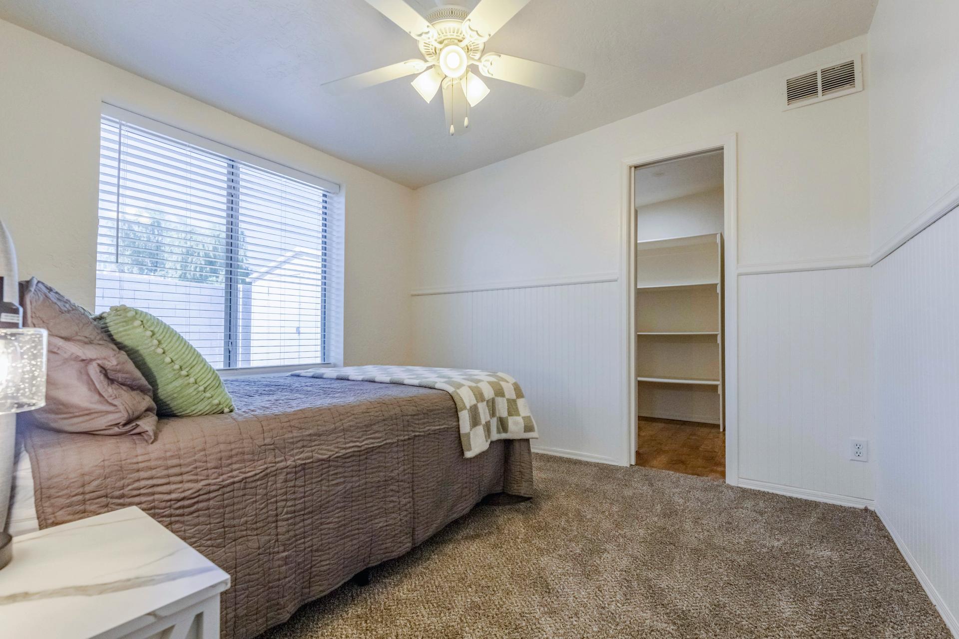 bedroom, detected:window blind, ceiling fan, bed