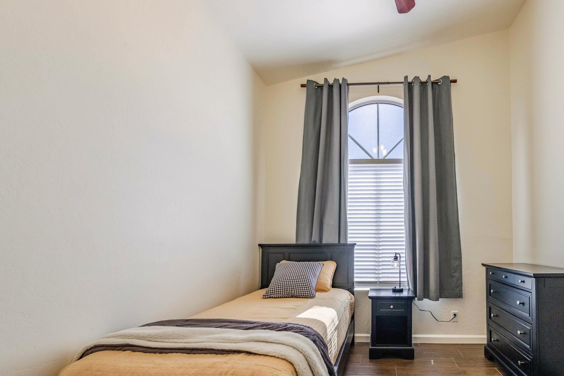 bedroom, detected:window blind, ceiling fan, bed
