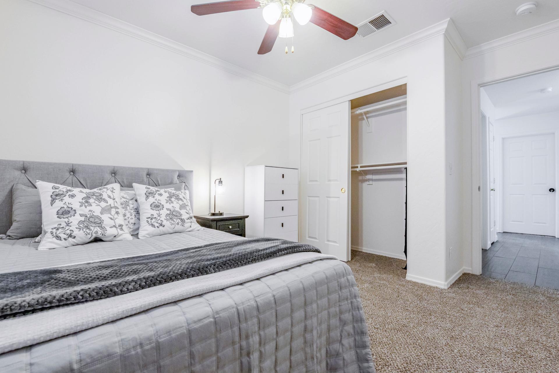 bedroom, detected:ceiling fan, bed, window blind