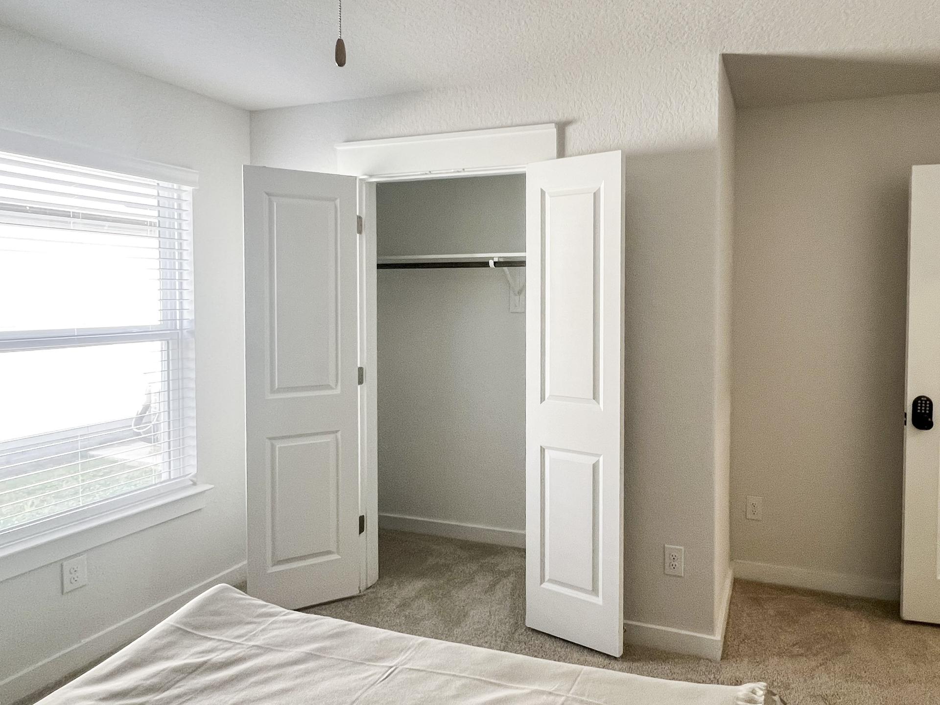 bedroom, detected:window blind, bed
