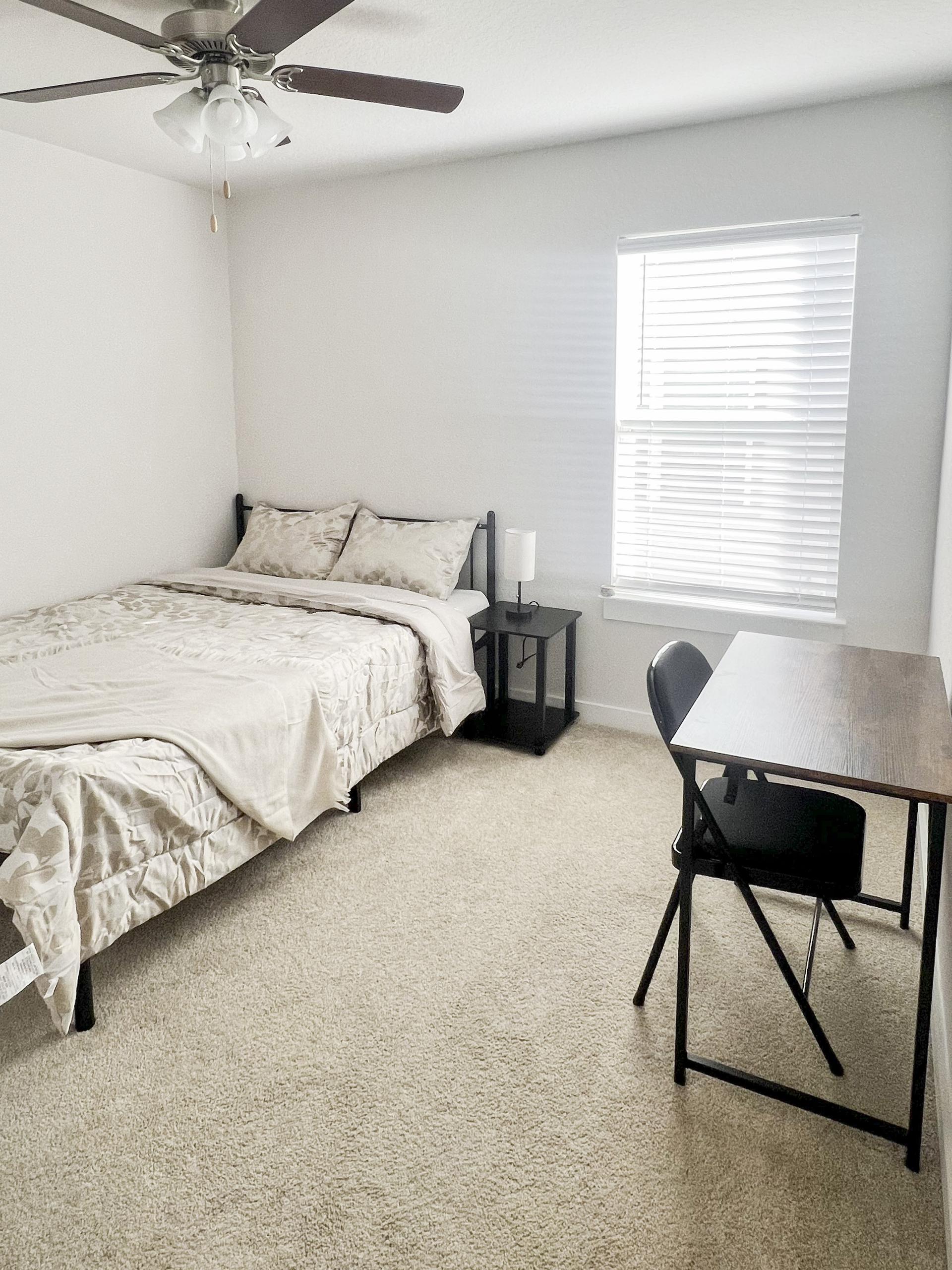 bedroom, detected:window blind, ceiling fan, bed