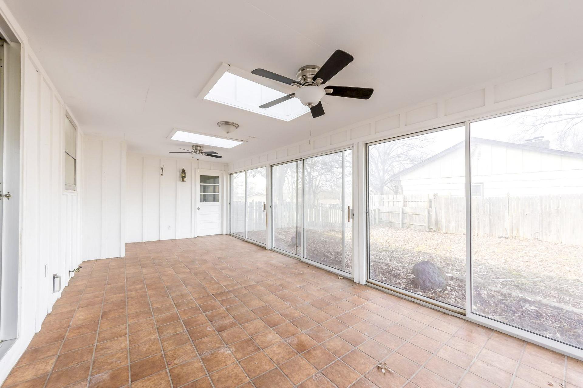 living_room, detected:ceiling fan