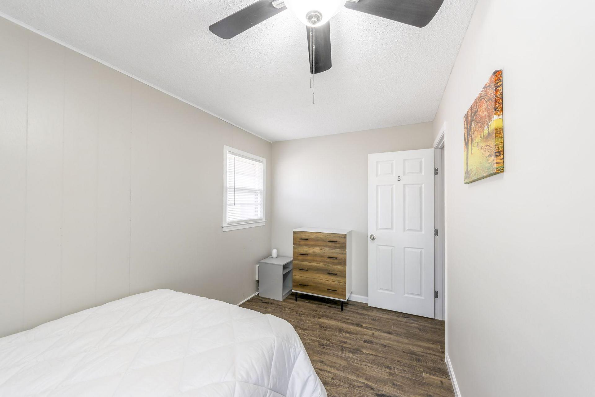 bedroom, detected:ceiling fan, bed, window blind
