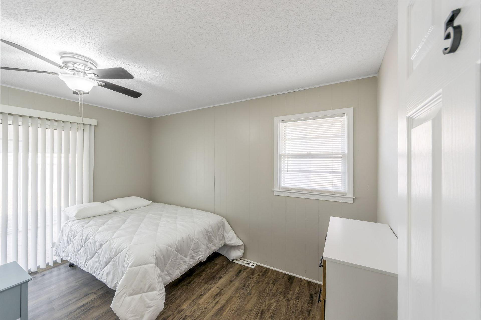 bedroom, detected:window blind, bed