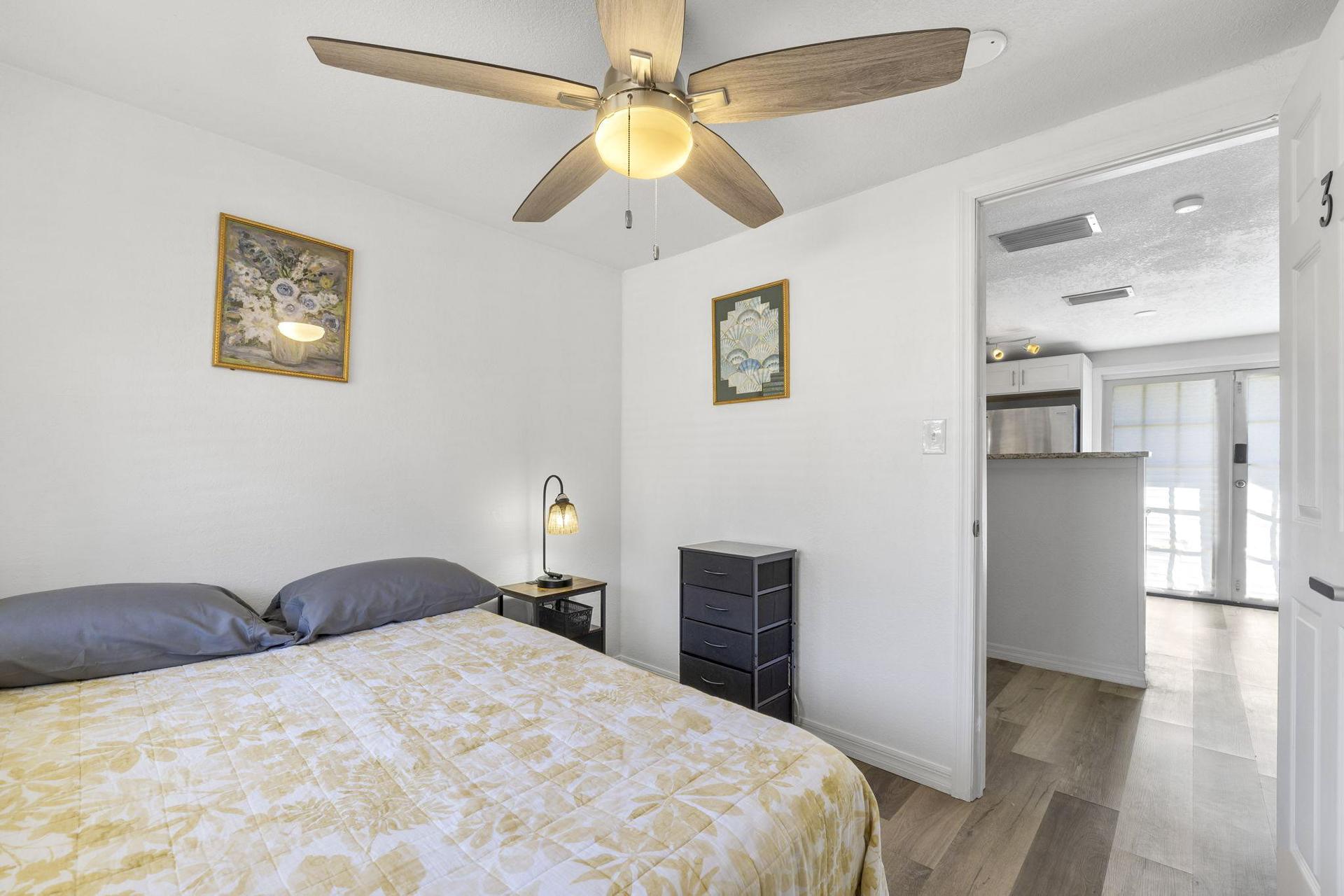 bedroom, detected:ceiling fan, bed, window blind