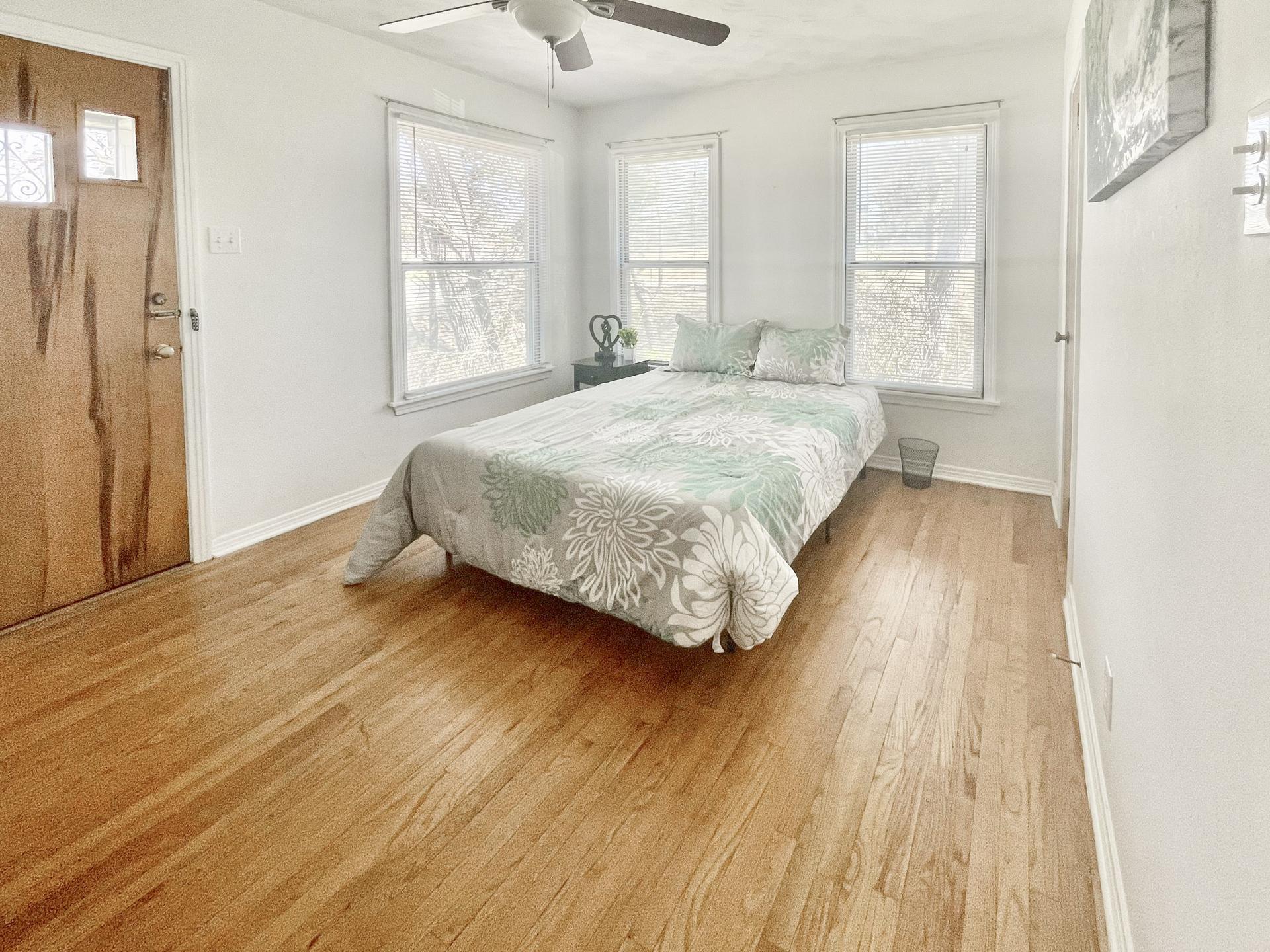 bedroom, detected:ceiling fan, window blind, bed