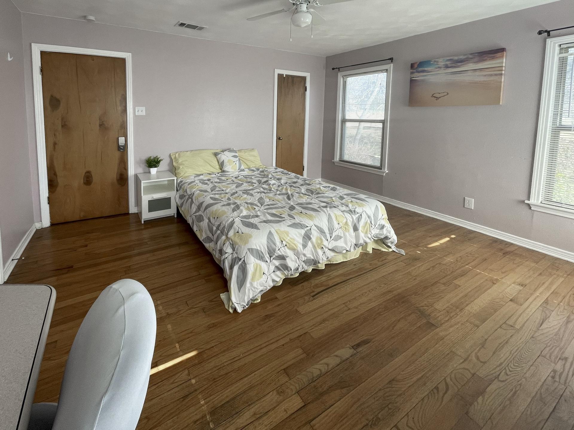 bedroom, detected:ceiling fan, window blind, bed