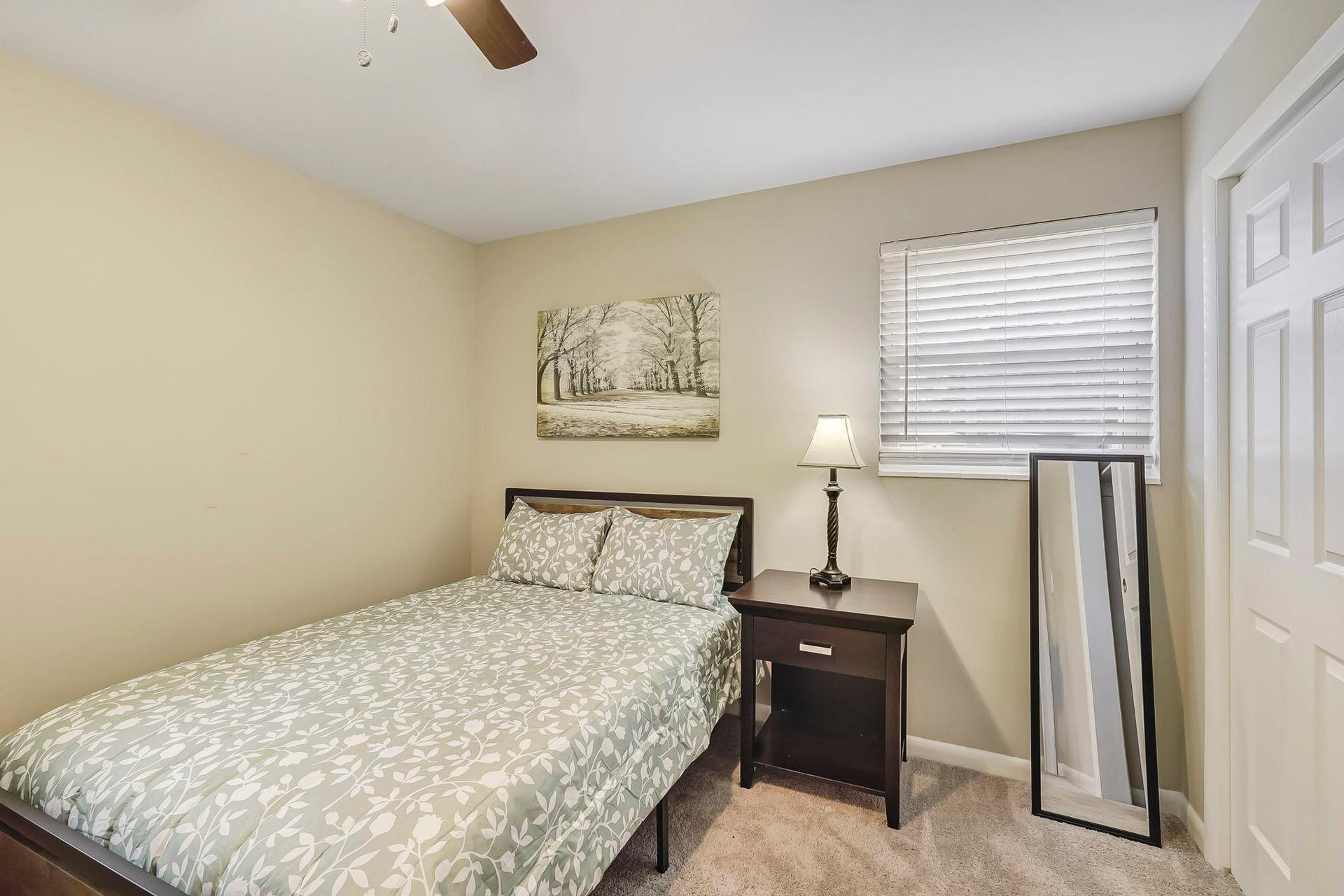 bedroom, detected:ceiling fan, bed, window blind