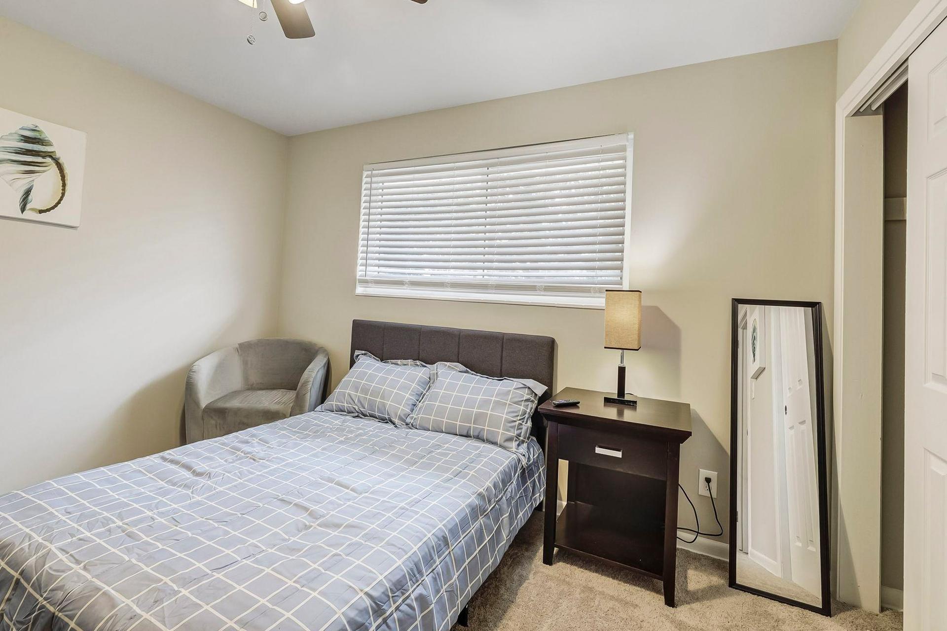 bedroom, detected:window blind, bed, ceiling fan