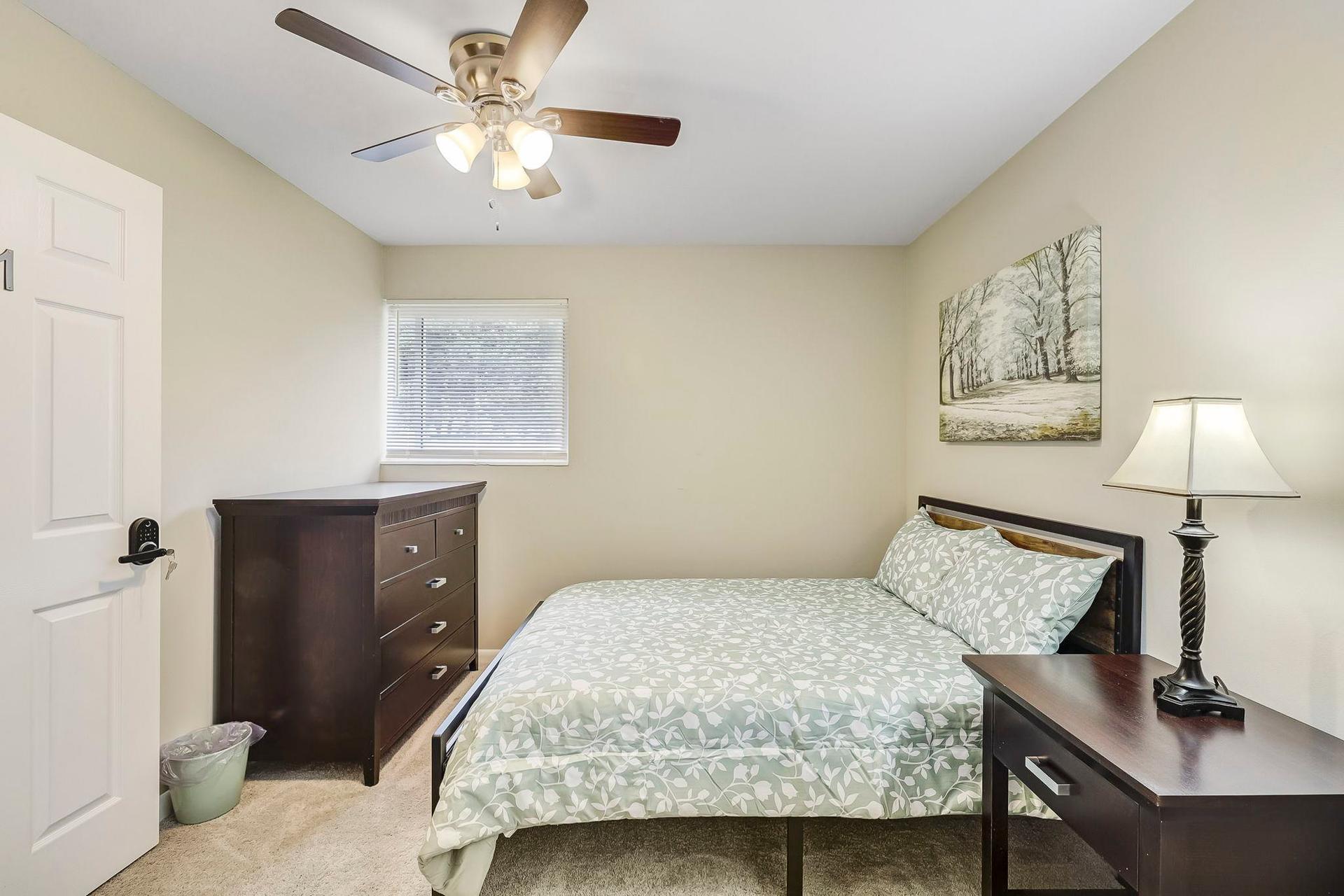 bedroom, detected:ceiling fan, bed, window blind