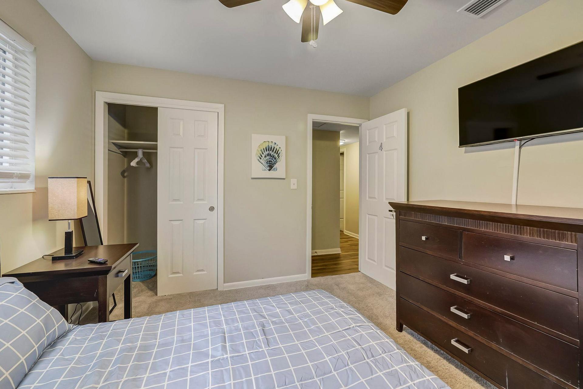 bedroom, detected:window blind, ceiling fan, bed