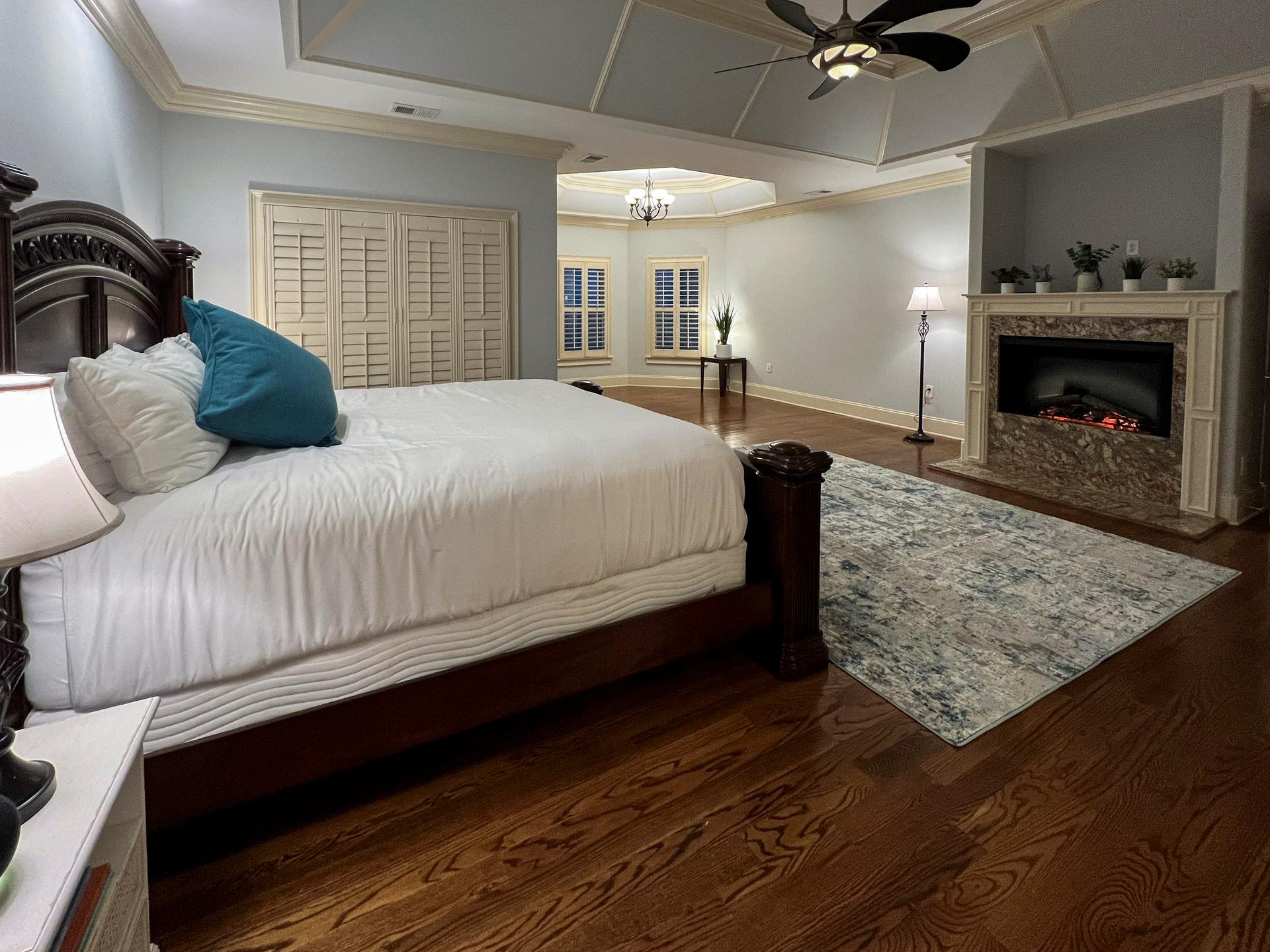 bedroom, detected:ceiling fan, bed, window blind