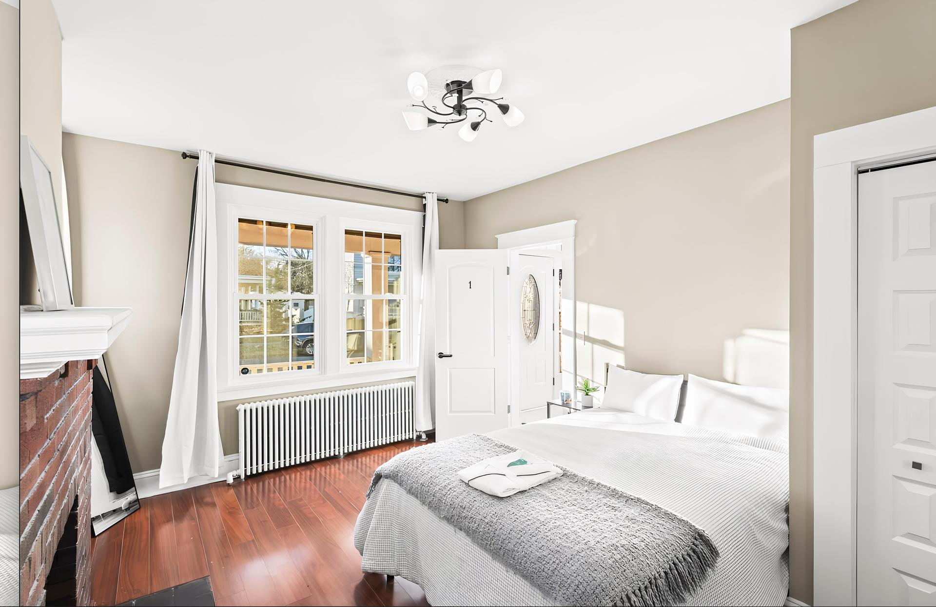 bedroom, detected:ceiling fan, bed
