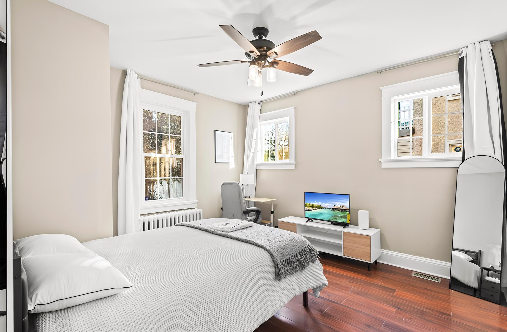 bedroom, detected:ceiling fan, window blind, bed