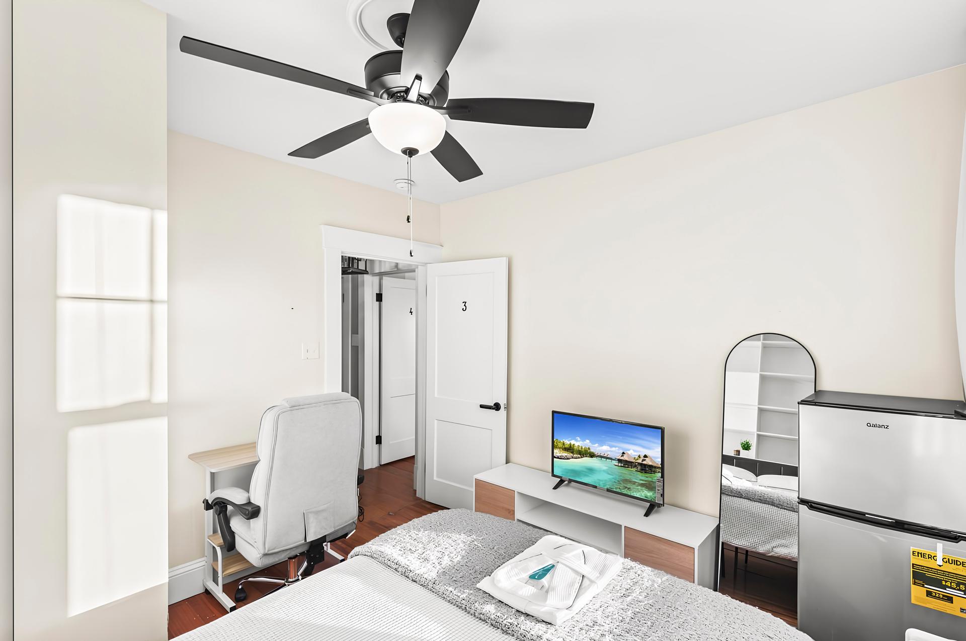 bedroom, detected:ceiling fan, bed