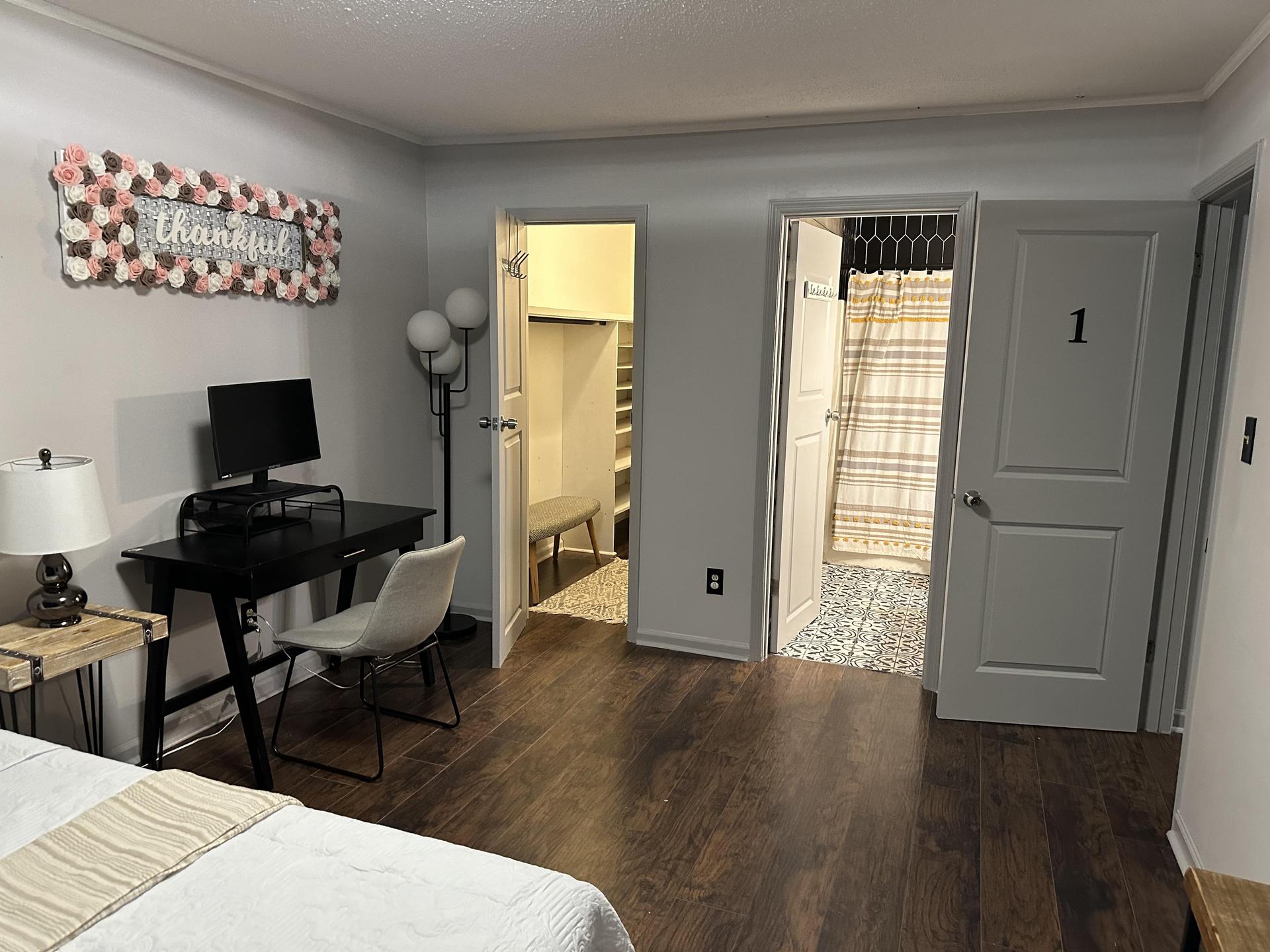 view of the bathroom and closet in bedroom