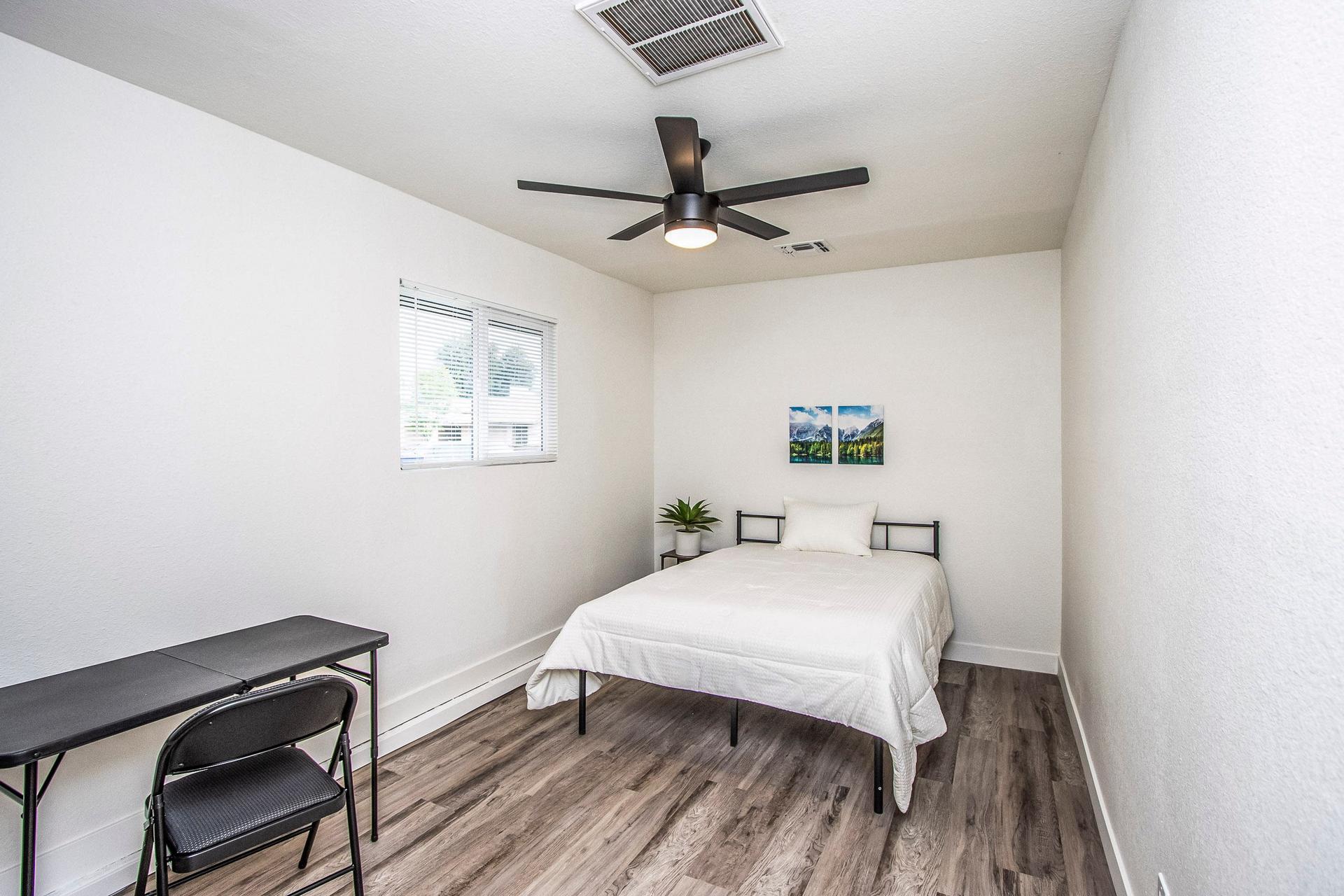 bedroom, detected:ceiling fan, window blind, bed