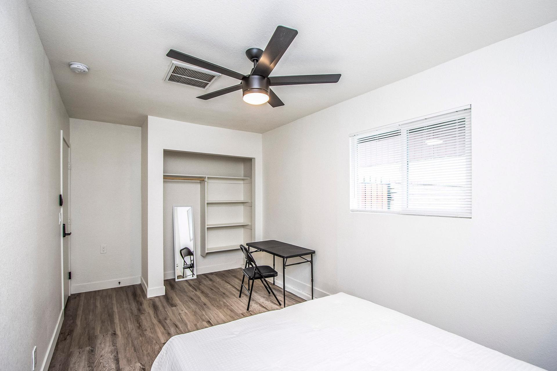 bedroom, detected:ceiling fan, window blind, bed