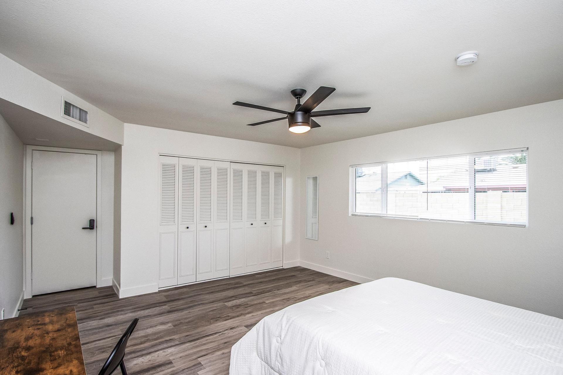 bedroom, detected:ceiling fan, window blind, bed