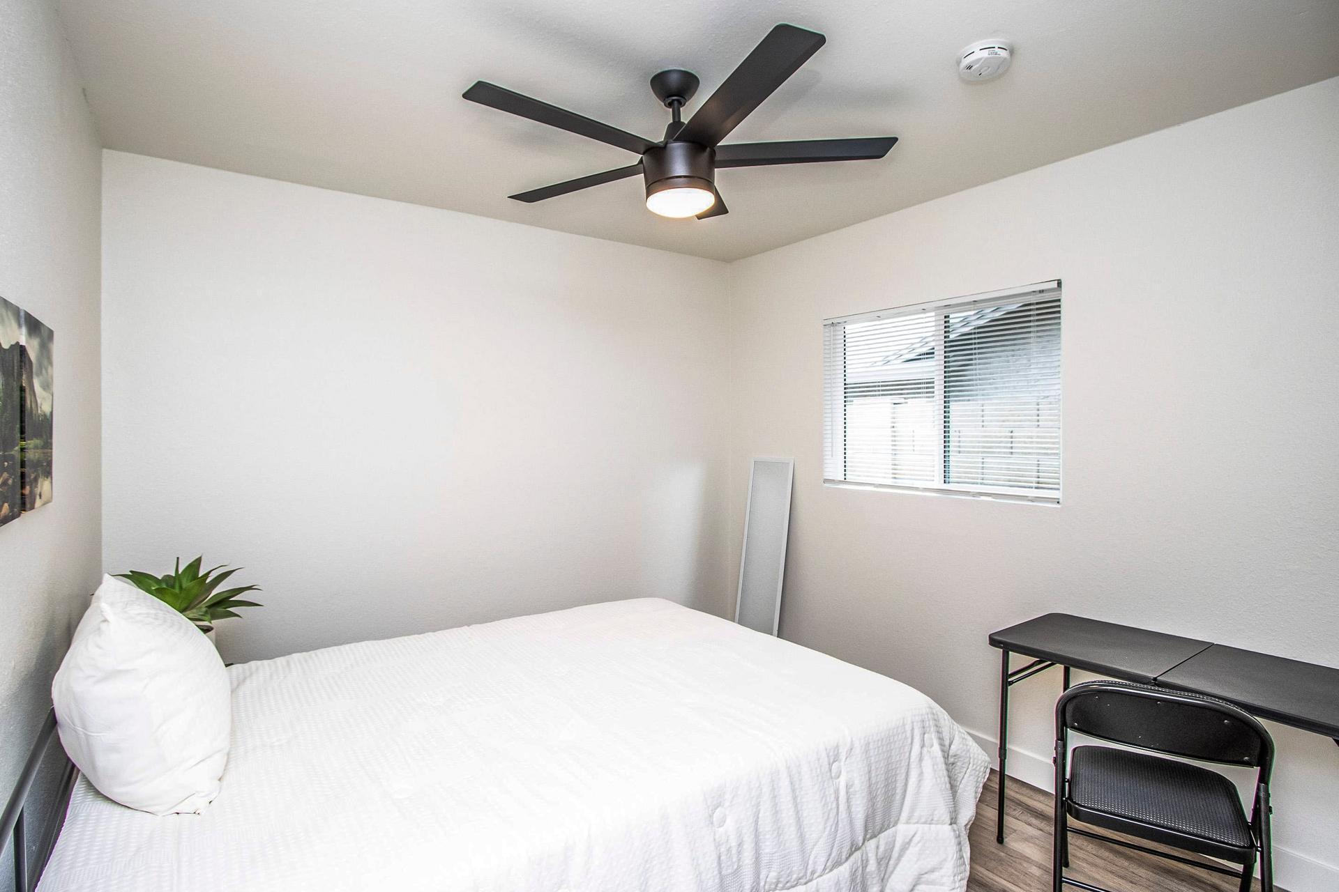 bedroom, detected:ceiling fan, window blind, bed