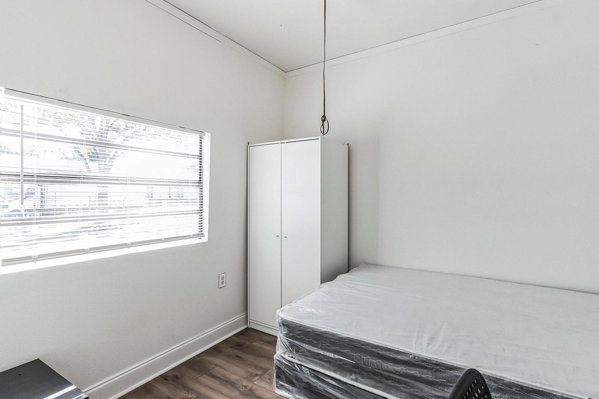 bedroom, detected:window blind, bed