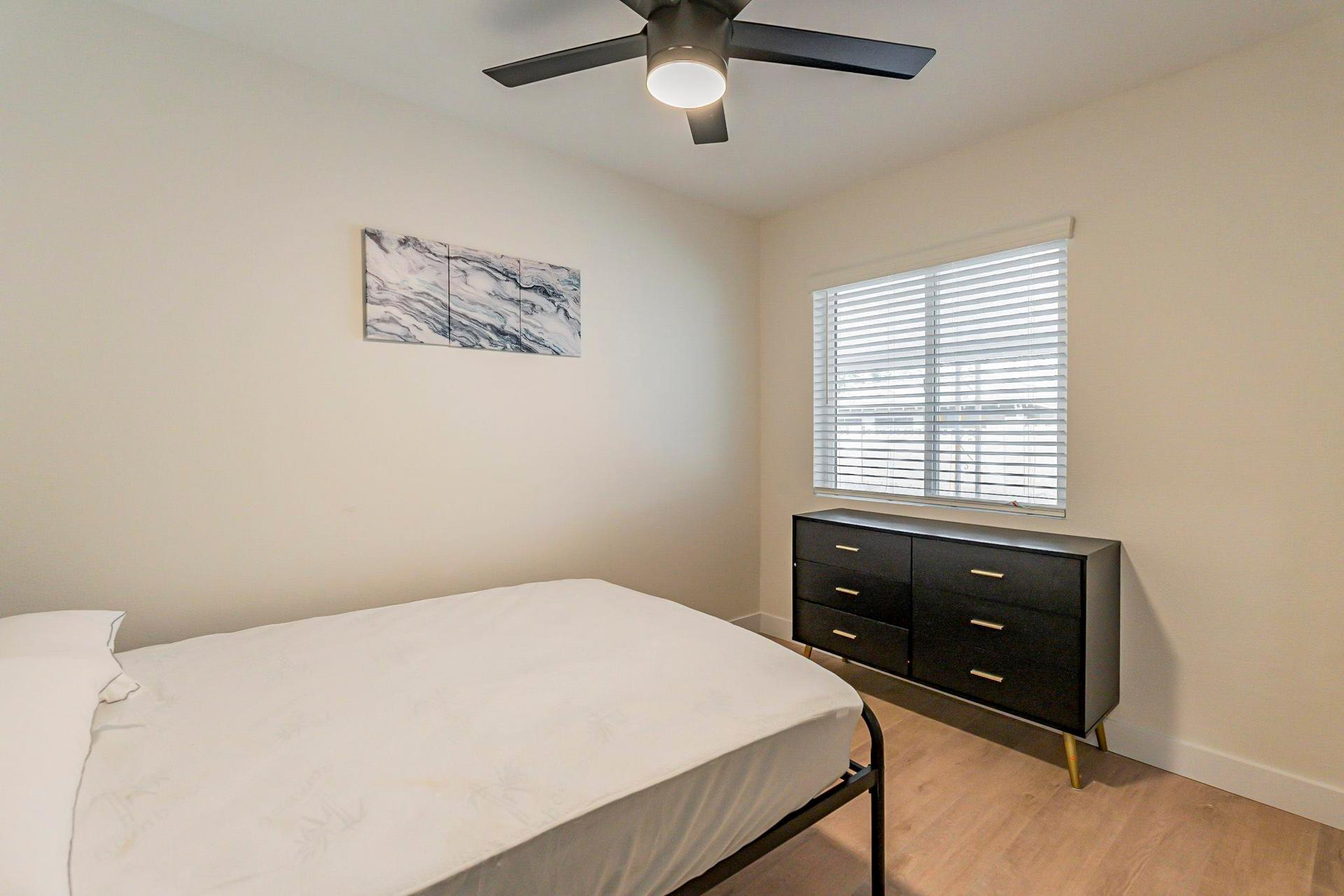 bedroom, detected:ceiling fan, window blind, bed